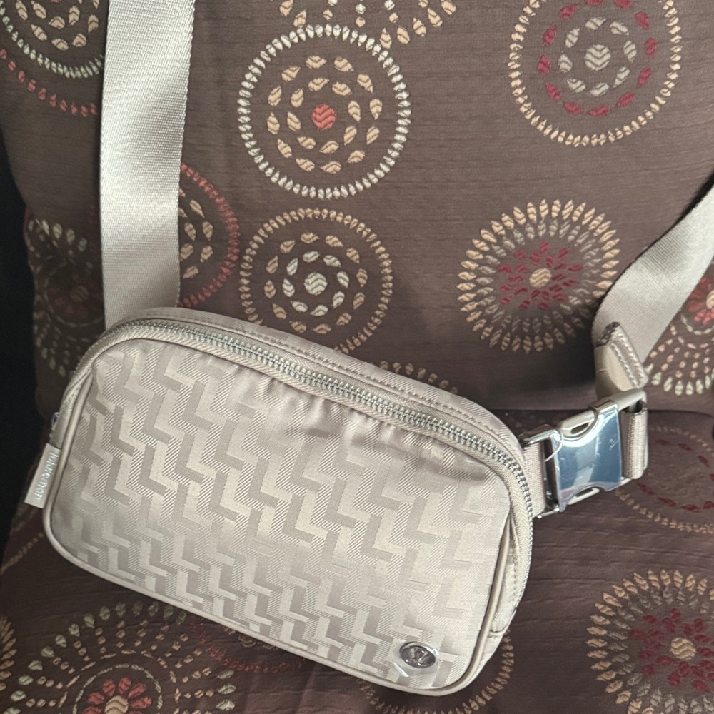 👜 Lululemon Everywhere Belt Bag – L Monogram Jacquard NWT - Picture 3 of 9